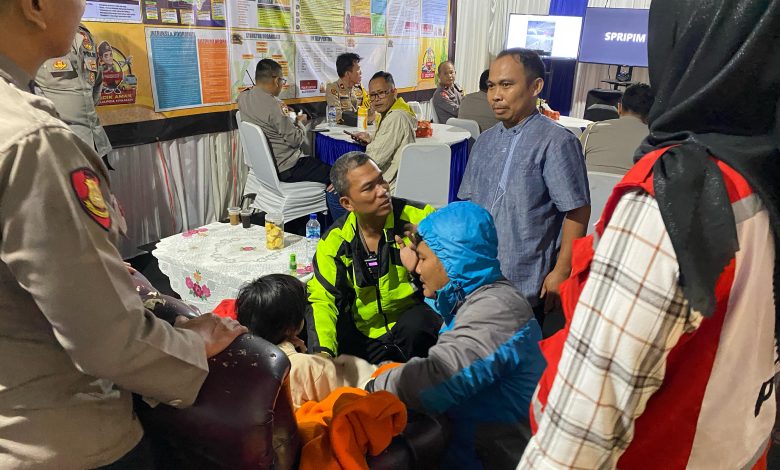 Sigap Tangani Anak Kehujanan, Polres Sumedang Bersama PMI Berikan Pertolongan di Pos Terpadu