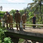 Warga Cikeusi Terisolasi Pasca Jembatan Cibayawak Amblas, Pemda Sumedang Carikan Solusi