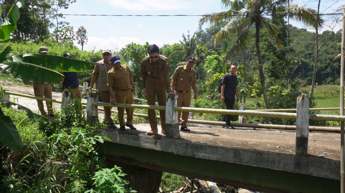 Warga Cikeusi Terisolasi Pasca Jembatan Cibayawak Amblas, Pemda Sumedang Carikan Solusi