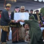 Bupati Sambut Kirab Panji Mahkota Kemaharajaan Sunda di Alun-Alun Sumedang