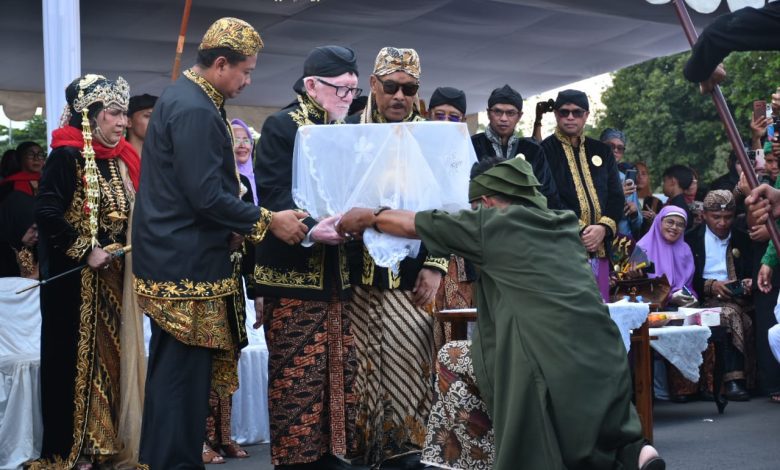 Bupati Sambut Kirab Panji Mahkota Kemaharajaan Sunda di Alun-Alun Sumedang