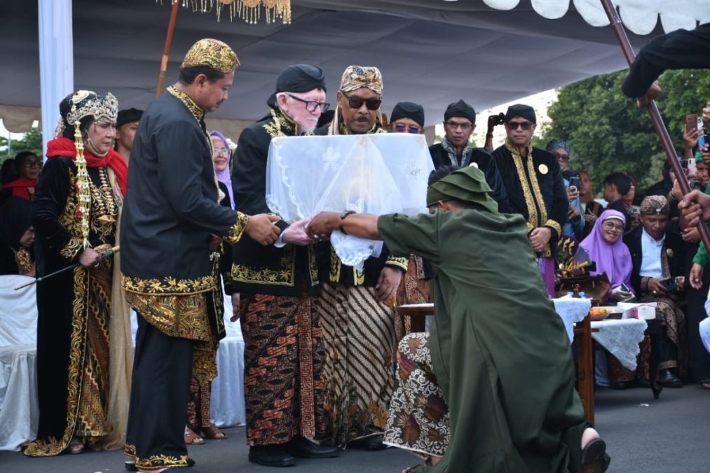 Bupati Sambut Kirab Panji Mahkota Kemaharajaan Sunda di Alun-Alun Sumedang
