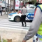 Polisi di Sumedang Selamatkan Balita Sakit Ditengah Kemacetan