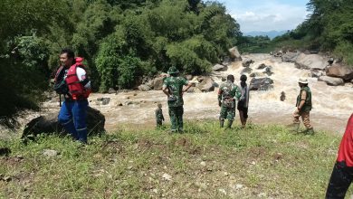Petugas Sisir Sungai Domas Cari Korban Hanyut di Sumedang