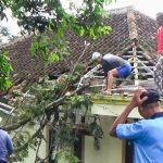 Pasca Puting Beliung, Warga Dua Desa di Sumedang Gotong-royong Perbaiki Rumah