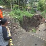 Jalan Penghubung Dua Kecamatan di Sumedang Ambles, Aktivitas Warga Terganggu