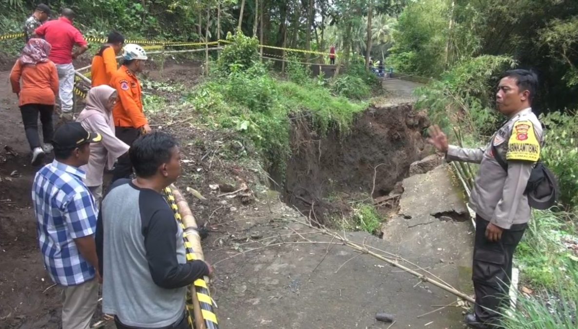 Jalan Penghubung Dua Kecamatan di Sumedang Ambles, Aktivitas Warga Terganggu