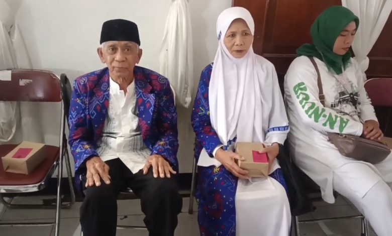 Pasangan Lansia Asal Cimalaka Akhirnya Berangkat Haji Setelah 10 Tahun Penantian