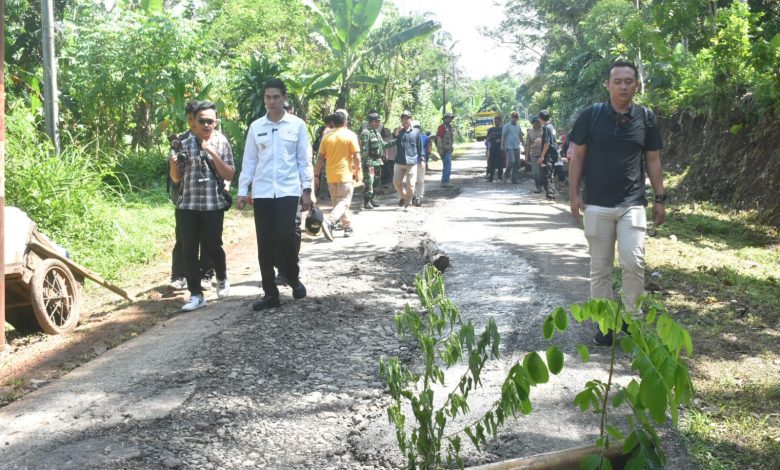Respon Keluhan Warga, Wabup Sumedang Cek Langsung Jalan Rusak di Tanjungmedar