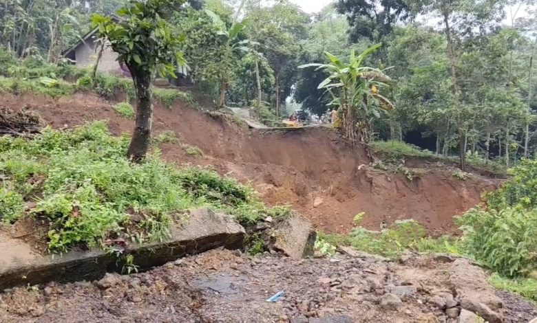 Pergerakan Tanah di Cisalak Sumedang Putus Jalan Kabupaten, 13 Rumah terancam