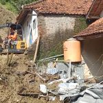 Tebing 30 Meter di Jembarwangi Sumedang Longsor, Tiga Rumah Rusak Berat