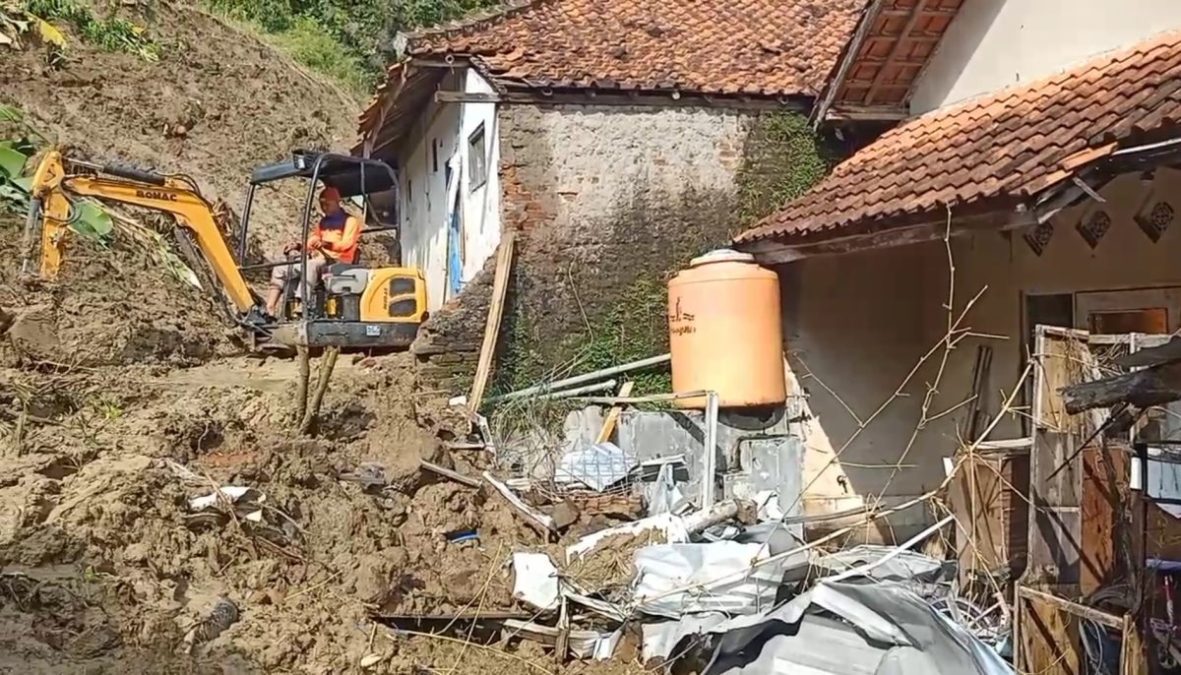 Tebing 30 Meter di Jembarwangi Sumedang Longsor, Tiga Rumah Rusak Berat