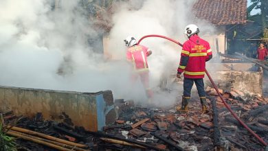 Ditinggal Sholat Idul Adha, Dua Rumah Warga di Sumedang Ludes Terbakar