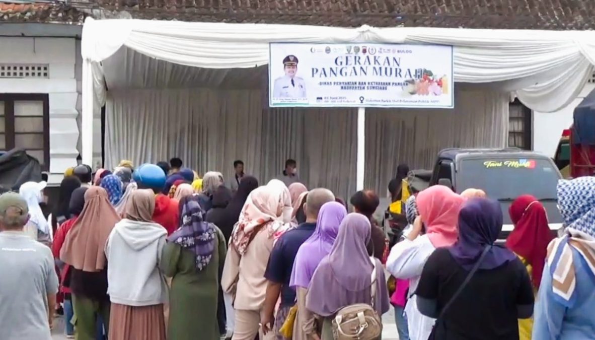 Ratusan Warga Serbu Pasar Murah di Sumedang