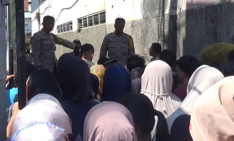 Ribuan Warga di Sumedang Rela Antre untuk Mendapatkan Daging Kurban
