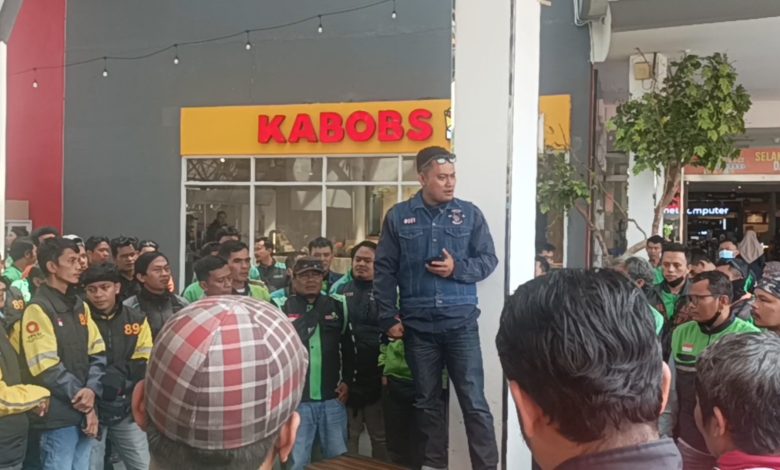 Ratusan Ojol Datangi Asia Plaza Sumedang, Tuntut Bebas Parkir