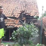 Sepeda Motor Ibu dan Anak di Sumedang Tabrak Atap Rumah Usai Pulang dari Sekolah