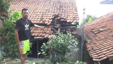 Sepeda Motor Ibu dan Anak di Sumedang Tabrak Atap Rumah Usai Pulang dari Sekolah