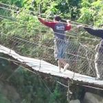Jembatan Gantung Nyaris Ambruk, Warga Dua Desa di Sumedang Bertaruh Nyawa Setiap Hari