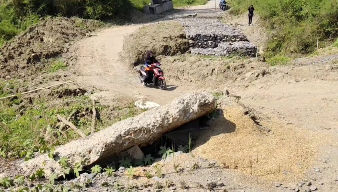 Puluhan Tahun Rusak, Jalan Penghubung Sumedang-Subang di Haurpapak Masih Terabaikan