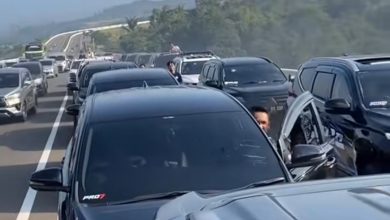 Viral Deretan Mobil Mewah Parkir Sembarangan di Tol Cisumdawu, Ini Kata Polisi