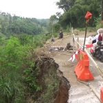 Jalan Kabupaten Akses Utama Warga di Tanjungsari Sumedang Tergerus Longsor