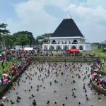 Semarak Ngagogo Lauk di PPS Sumedang, Warga Tangkap Ikan dengan Tangan Kosong
