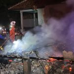 Diduga Dipicu Ulah Anak Pemilik Rumah, Rumah Panggung di Sumedang Ludes Terbakar
