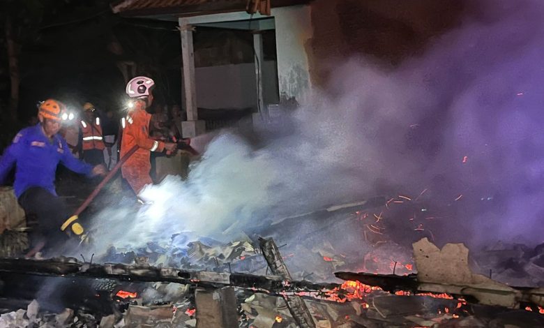 Diduga Dipicu Ulah Anak Pemilik Rumah, Rumah Panggung di Sumedang Ludes Terbakar