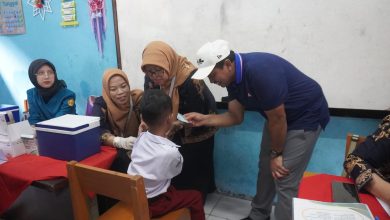 Anak SD di Sumedang Divaksin, Dapat Uang Panyecep dari Bupati