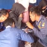 Mahasiswi di Sumedang Panik Setelah Jari Tersangkut dalam Kaleng Minuman, Damkar Turun Tangan