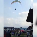 Heboh! Pilot Paralayang Mendarat Darurat di Tengah Turnamen Bola Anak-anak di Sumedang