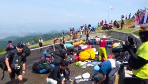 Hari Pertama Kejuaraan Paralayang Internasional di Sumedang Ditunda Akibat Cuaca Buruk