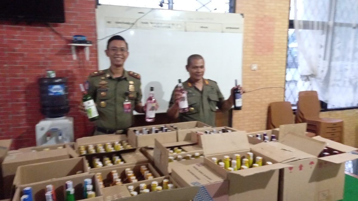 Respon Cepat Atasi Keluhan Warga, Satpol PP Sumedang Sita 369 Botol Miras