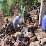 TNI dan Warga Gotong Royong Bangun Koramil Ganeas Sumedang