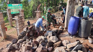 TNI dan Warga Gotong Royong Bangun Koramil Ganeas Sumedang