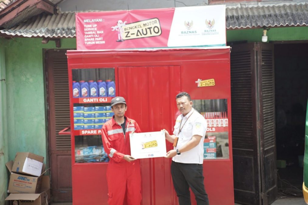 BAZNas Salurkan Program Zakat Produktif Bagi usaha Bengkel di Sumedang