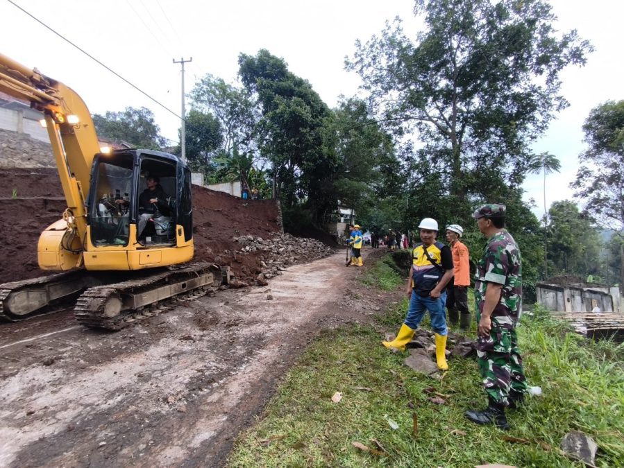 Diduga Tak Sesuai Standar Konstruksi, TPT Longsor Tutup Jalur Provinsi di Sumedang
