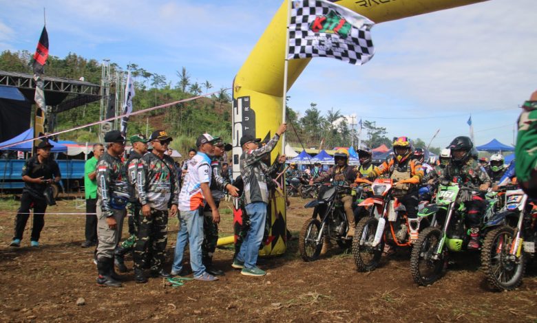 Meriahkan HUT ke-80 TNI, Ribuan Rider Ramaikan Trail Adventure Jelajah Tampomas #1 di Sumedang
