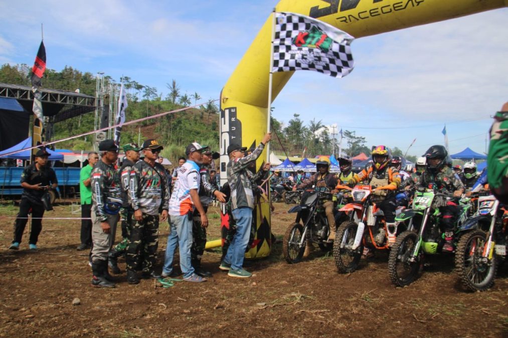 Meriahkan HUT ke-80 TNI, Ribuan Rider Ramaikan Trail Adventure Jelajah Tampomas #1 di Sumedang