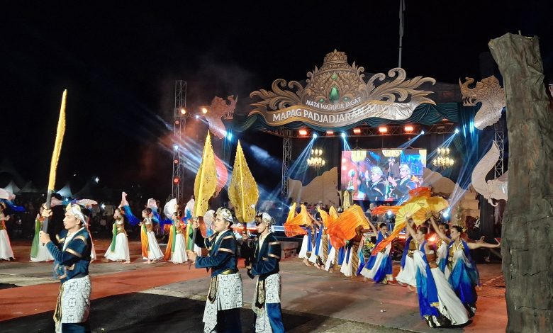 KDM Terkesima Saksikan Teater Kolosal “Nata Waruga Jagat Mapag Pajajaran Anyar” di Sumedang