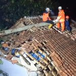Cuaca Ekstrem, Pohon Tumbang Timpa 3 Rumah Warga di Sumedang