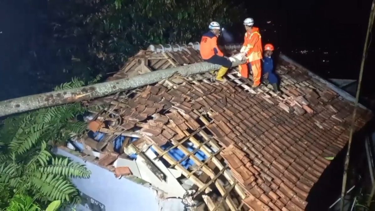 Cuaca Ekstrem, Pohon Tumbang Timpa 3 Rumah Warga di Sumedang
