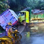 Tronton Tabrak Truk Boks dan Warung di Sumedang, Arus Lalin Macet Total