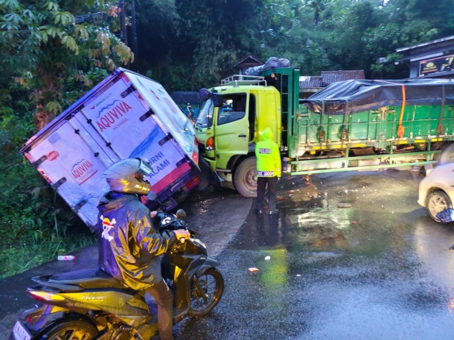 Tronton Tabrak Truk Boks dan Warung di Sumedang, Arus Lalin Macet Total