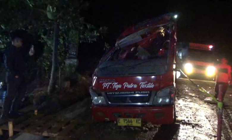 Microbus Terguling di Turunan Cae Sumedang, Tiga Tewas dan Belasan Luka-Luka