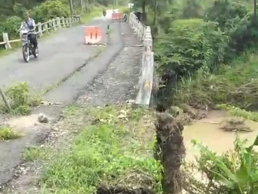 Diguyur Hujan Deras, Jembatan Sasak Beureum di Ujungjaya Sumedang Memprihatinkan