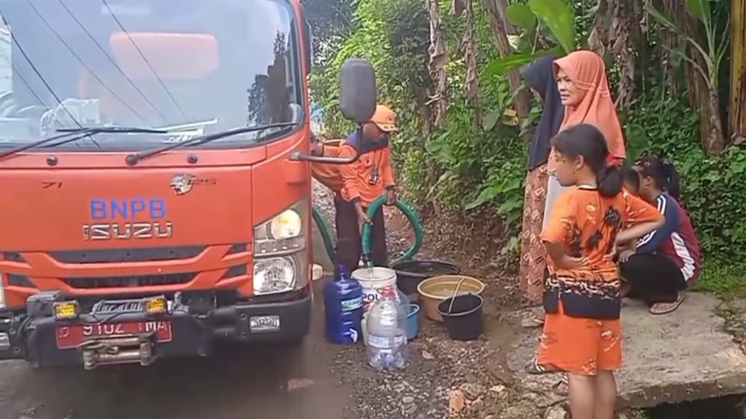 Pipa Air Putus Diterjang Longsor, Pemkab Sumedang Distribusikan Air Bersih ke Tiga Desa