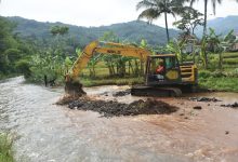 Cegah Sawah Terendam, Pemkab Sumedang Normalisasi Sungai Cileuleuy