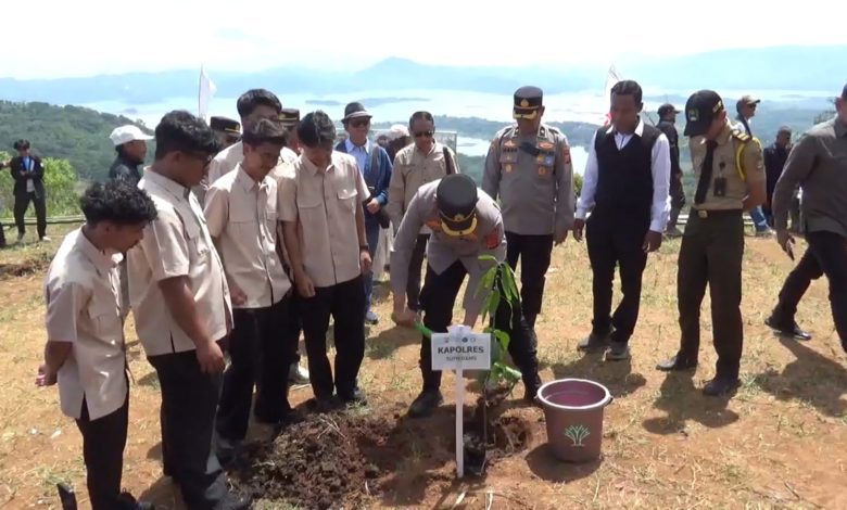 Polres Sumedang Sulap Lahan Bekas Tambang Jadi Kebun Buah Produktif
